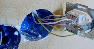 Монтаж проходного выключателя от 577 руб. в Урюпинске